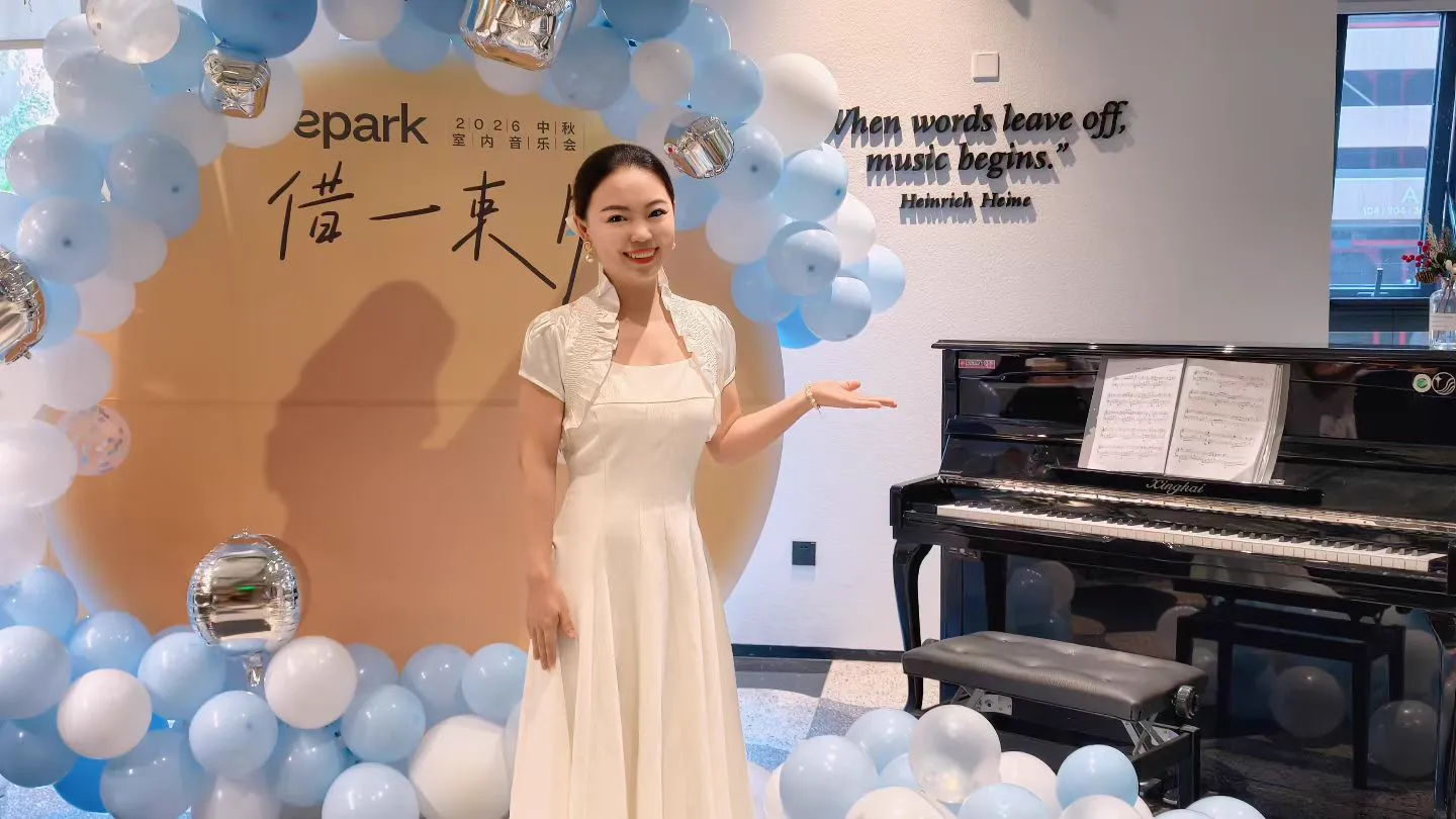 美美老师中秋钢琴独奏音乐会演奏照片
