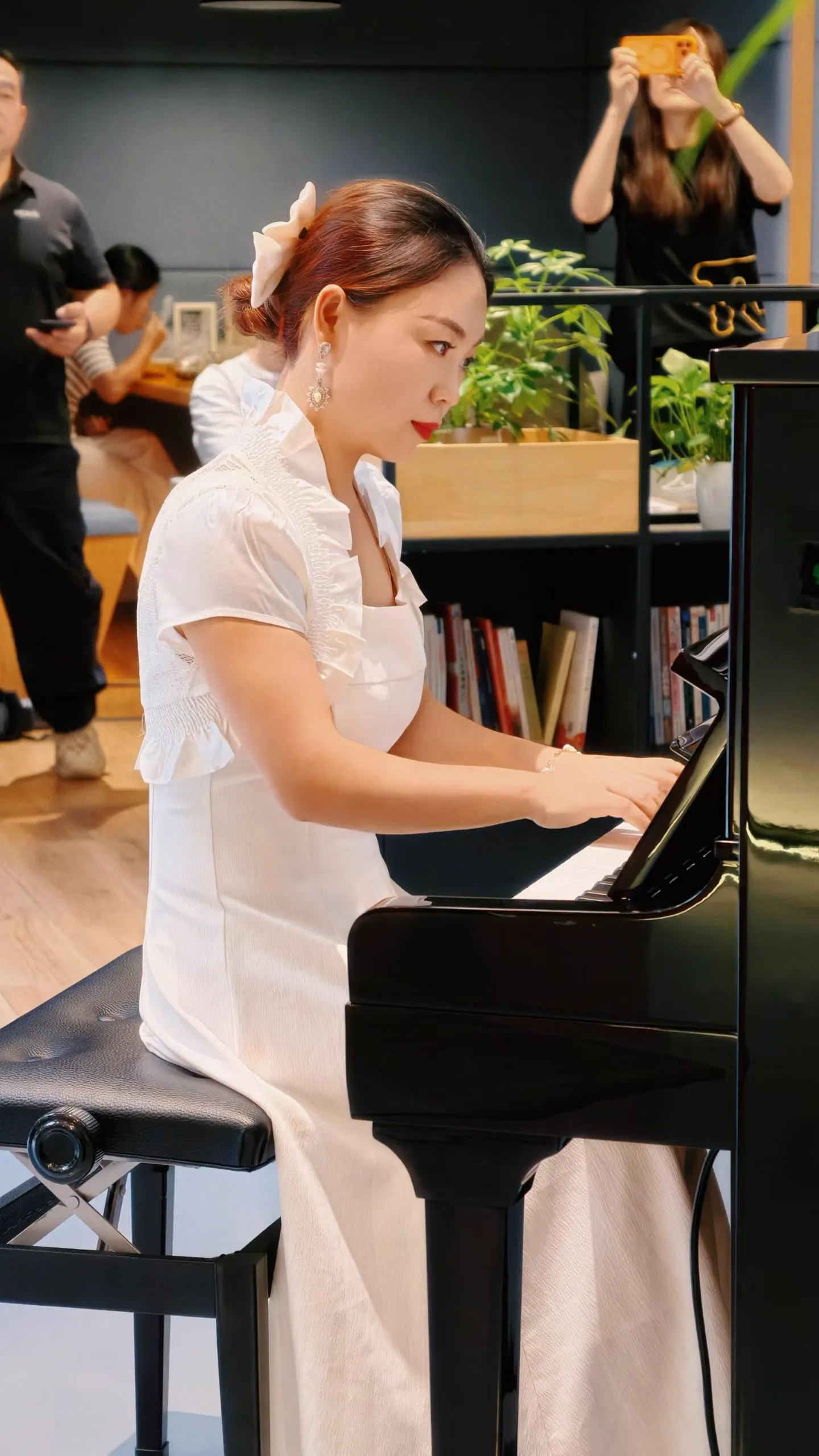 美美老师钢琴独奏音乐会谢幕照片